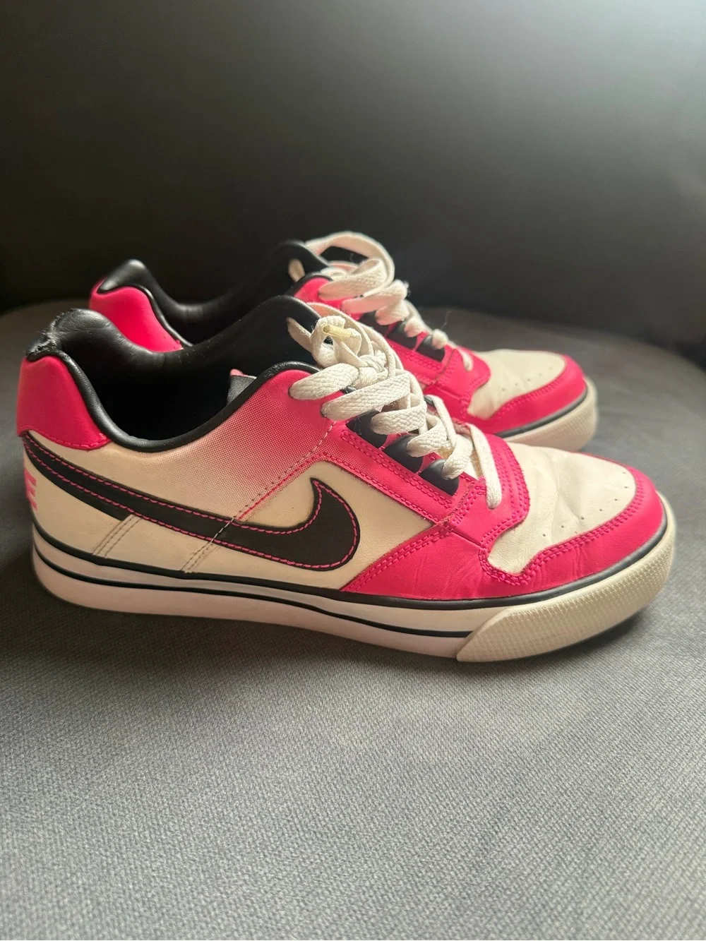 Nike women’s Low-Top Sneakers - White & Pink - Picture 5 of 7